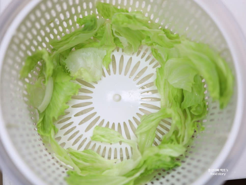 양상추를 씻은 후 야채 탈수기 등으로 물기를 제거합니다.