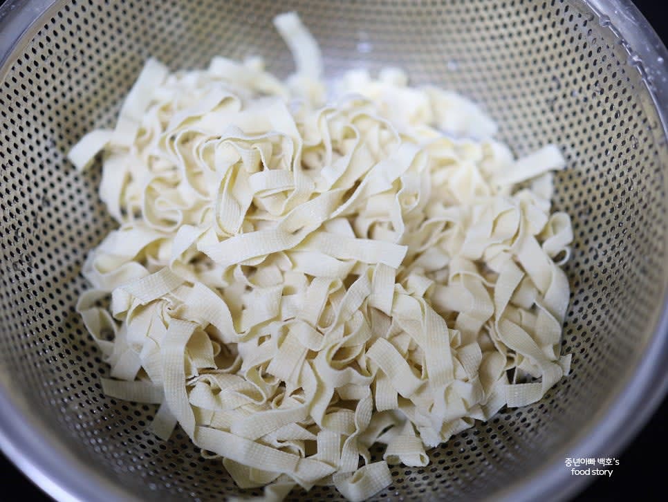 물을 넉넉히 끓인 뒤 면두부를 3분간 삶아 준 후 찬물로 빠르게 헹구어 줍니다. 손으로 꽉 짠 후 채반에 받쳐 남은 물기도 빼주세요.