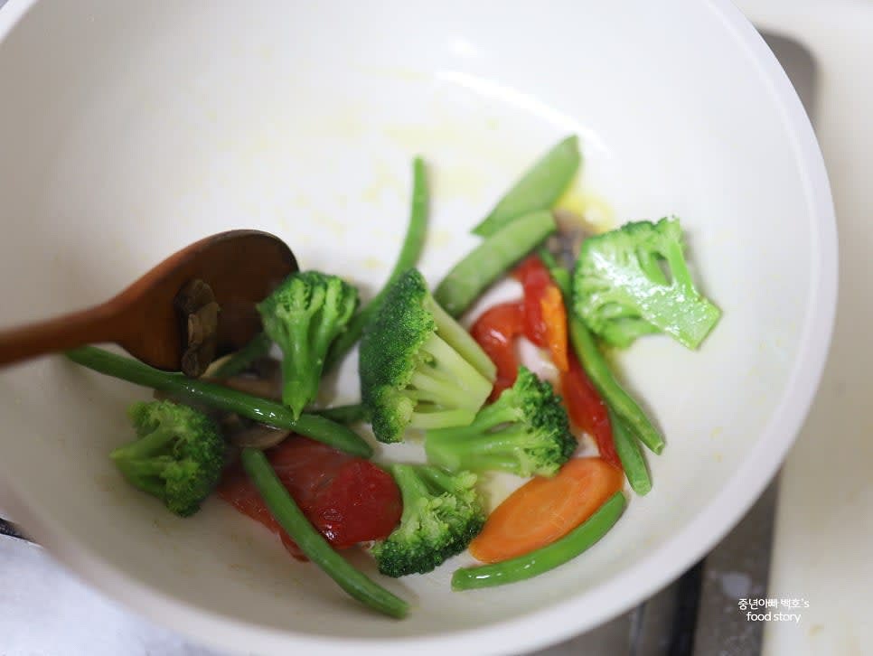 팬에 올리브오일을 두르고 1컵 정도의 채소를 넣고 적당히 익혀줍니다. 익은 채소는 식혀줍니다.