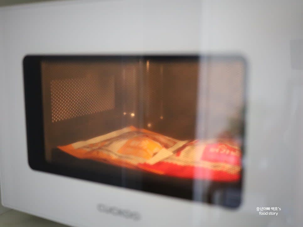 냉동 닭가슴살을 전자레인지로 데워 줍니다.