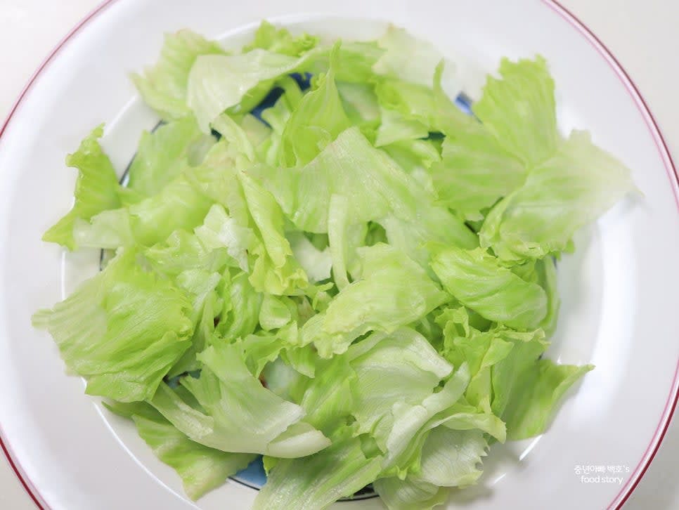 양상추를 그릇에 넓게 깔아주세요.