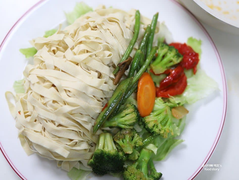 야채 모듬을 한쪽으로 올려 주세요.