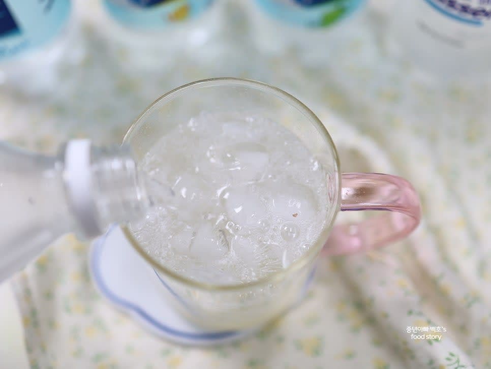 탄산수를 부어주고 스틱으로 잘 섞어 주세요.