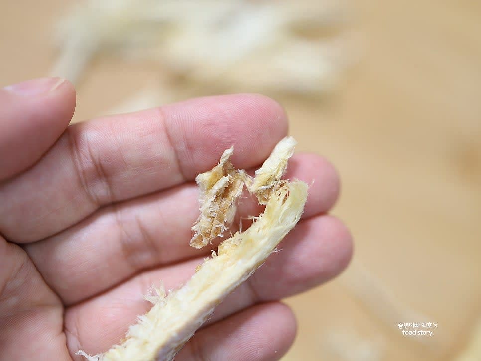 황태채의 가시를 제거하고 손질해주세요.
