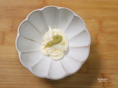 마요네즈 1-2 스푼에 와사비를 조금 뿌려 와사비마요네즈 소스를 만들어주세요.