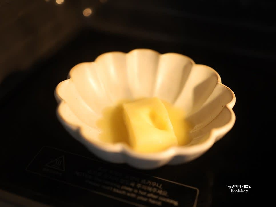 무염버터 35g을 전자레인지에 돌려 녹여주세요. 상태를 보며 10초, 5초 단위로 조금씩 끊어서 돌려주세요.