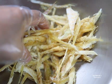 나머지 반을 넣고 골고루 잘 섞일 수 있도록 조물조물 버무려 주세요.