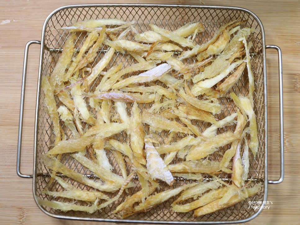 에어프라이어 망에 겹치지 않게 넓게 펴서 올려놓습니다.