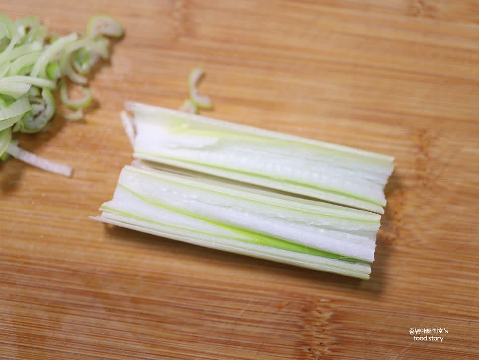 대파를 반으로 길게 자른 후 송송 썰어주세요.