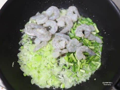 손질한 새우와 부추를 넣고 30초 정도 볶아줍니다.
