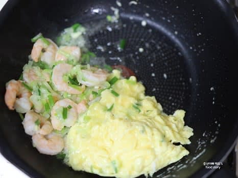 스크램블이 완성되면 팬 한쪽으로 몰아줍니다.