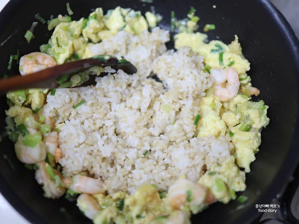밥을 팬에 넣고 주걱으로 밥을 풀어 주며 센불로 빠르게 볶아줍니다.