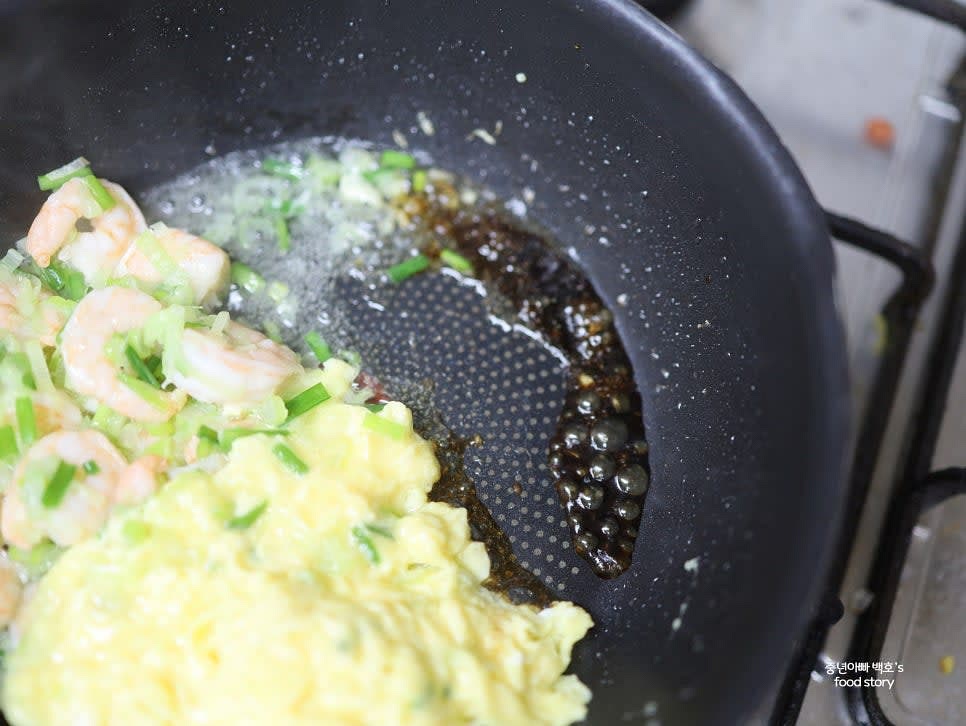 팬 가장자리에 진간장을 둘러줍니다. 간장이 팬 바닥에 닿아 치직 소리가 나고 불향이 올라오면, 바로 밥과 섞어 볶아줍니다.