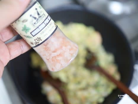 소금과 후추로 간을 맞추고 다시 볶아줍니다.