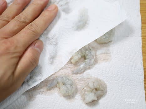 냉동 새우를 해동시킨 후 키친타월로 물기를 제거합니다. 새우의 껍질과 내장을 제거한 뒤, 깨끗하게 씻어 준비합니다.