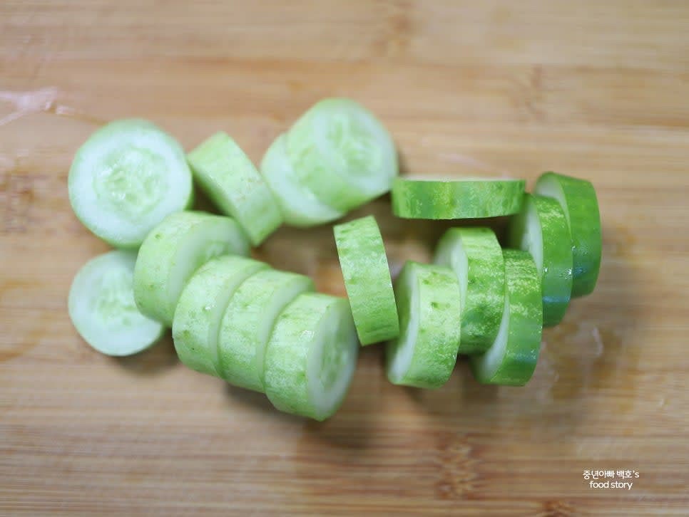 오이를 깨끗이 씻고 양쪽 끝을 잘라낸 후 0.5~1cm 두께로 썰어주세요.