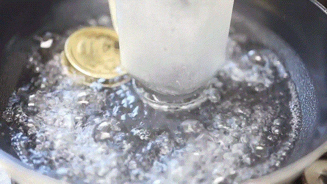 깨끗한 병을 준비하고, 소독을 위해 찬물부터 넣어 끓이세요. 병이 깨지지 않도록 서서히 끓이는 것이 중요합니다.