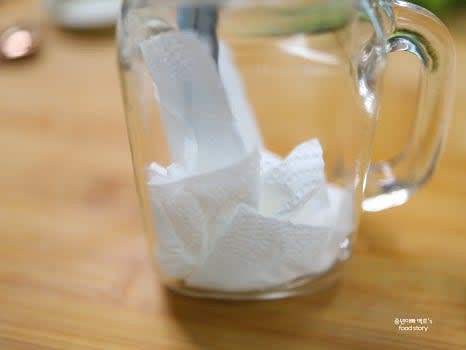 10분간 병을 끓여 소독한 후, 조심스럽게 건져내고 물기를 완전히 제거합니다.