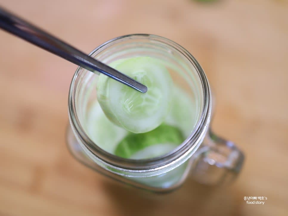 소독한 병에 썬 오이를 차곡차곡 넣어줍니다.