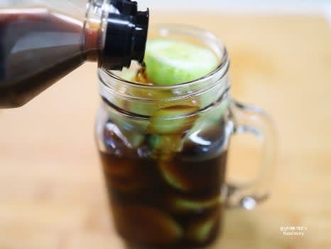 백종원 만능간장을 병에 가득 채우도록 부어주세요. 공기가 들어가지 않도록 병을 꽉 채우는 것이 중요합니다.