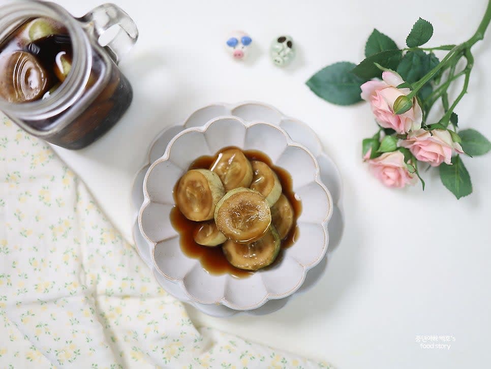 뚜껑을 닫고 반나절 동안 실온에서 두었다가, 냉장고에서 3일간 숙성시킵니다.