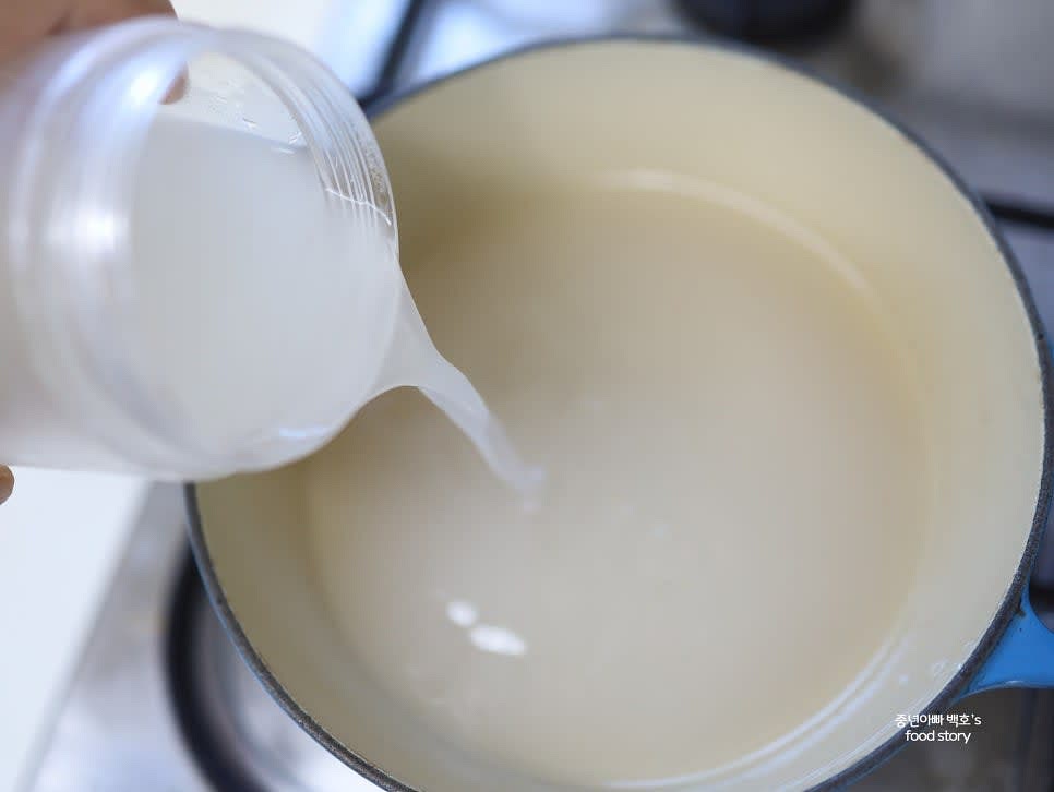 쌀뜨물을 1000ml 준비합니다. 없으면 생수로 대체 가능합니다.