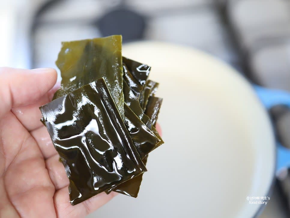 국물용 다시마 10장을 흐르는 물에 헹궈줍니다.