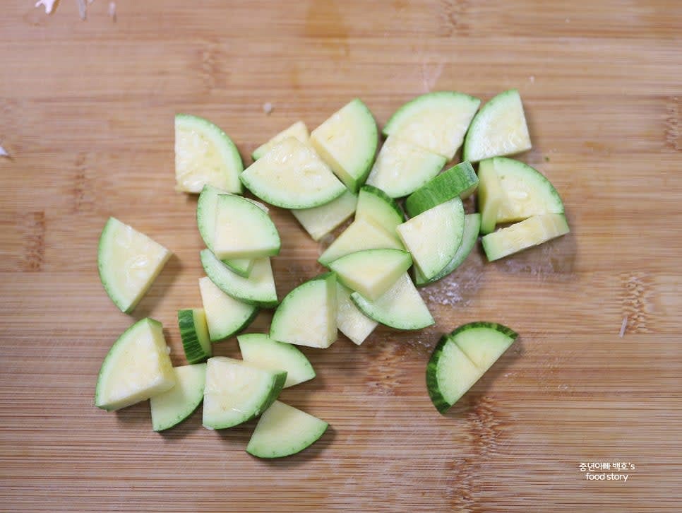 양파, 애호박, 말린 표고버섯을 적당한 크기로 썰어 준비합니다.