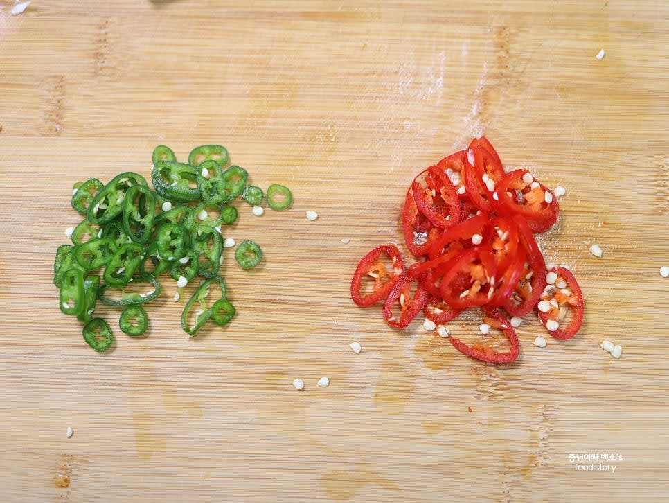 청양고추, 홍고추를 송송 썰고, 부추와 대파도 썰어 준비합니다.