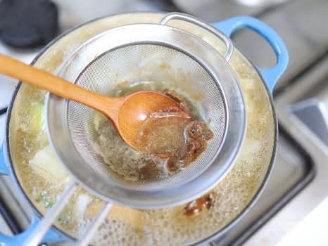 다진 마늘 1스푼을 넣고 시판 된장 1.5스푼을 채망에 풀어서 깔끔하게 섞습니다.