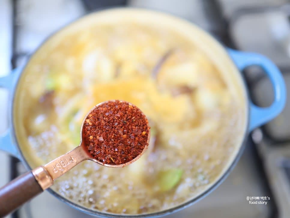 5분간 끓인 후 고춧가루 1스푼을 넣어 칼칼한 맛을 더합니다.