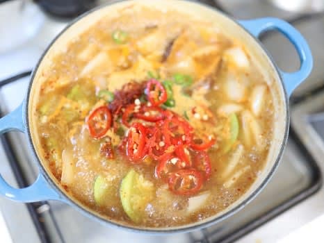 청양고추, 홍고추, 부추, 대파를 넣고 3~5분간 센불에서 끓입니다.