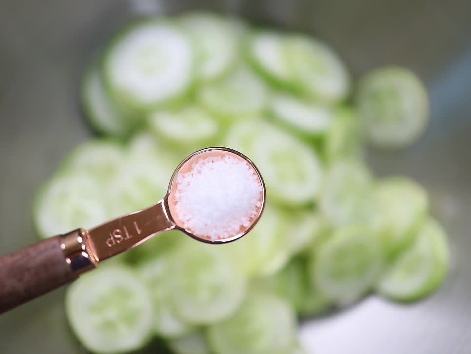 썰어둔 오이에 소금 1티스푼을 넣고 손으로 조물조물 잘 섞이도록 버무려 주세요.