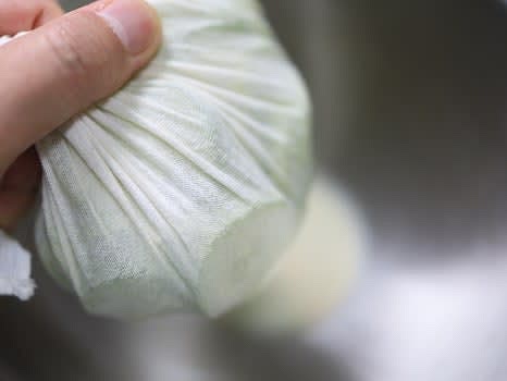 5~10분간 절여준 후 물기를 꼭 짜서 제거합니다. 면포 등을 사용하면 더 효과적으로 짤 수 있습니다.