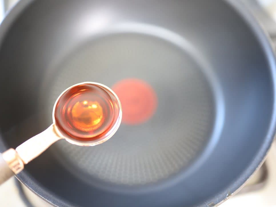 팬을 달군 후 참기름 1큰술을 넣고 절인 오이를 센 불에서 빠르게 볶아 주세요.