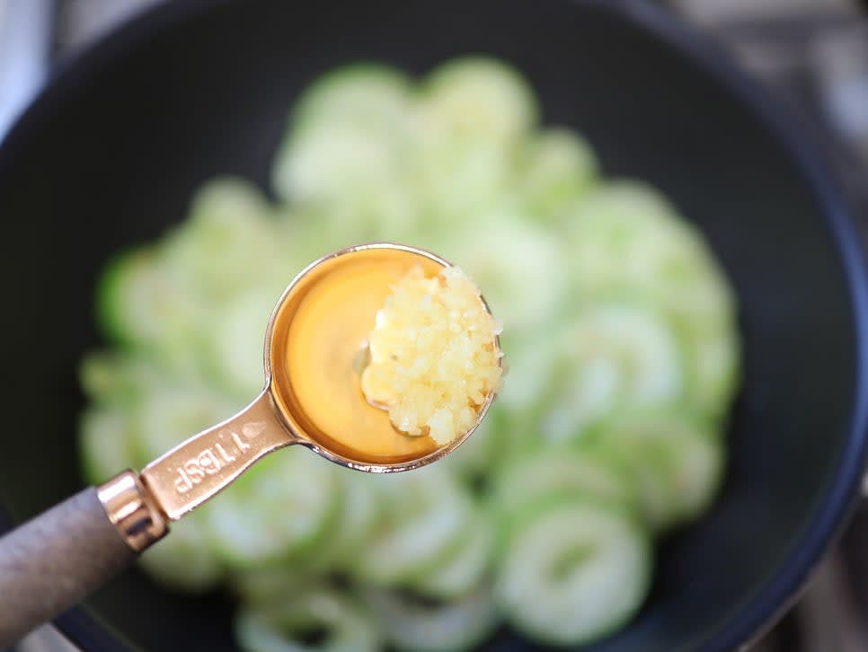 다진 마늘 1/3큰술을 넣고 잘 섞어가며 볶아줍니다.