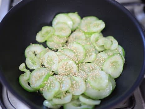 마지막으로 통깨 1큰술을 뿌리고 가볍게 섞은 후 완성합니다.