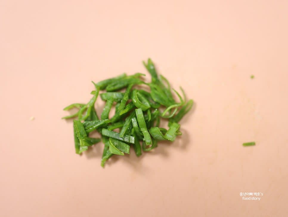 대파는 1스푼 분량으로 송송 썰어주세요. 부추나 쪽파를 대체로 사용해도 좋습니다.