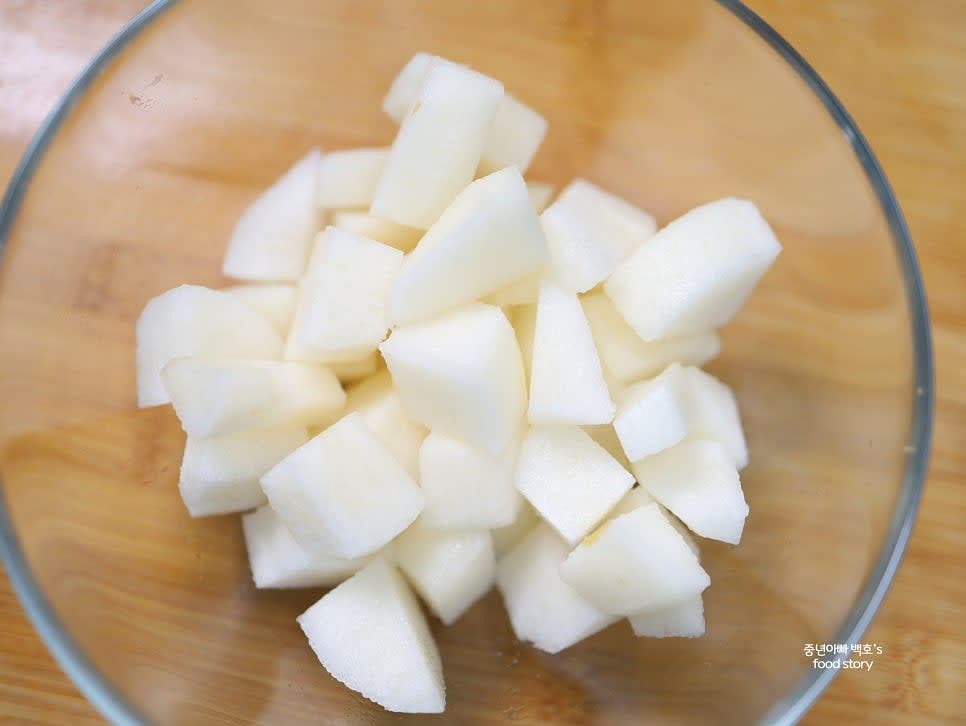 배를 자른 후 깨끗한 물에 씻은 뒤 물기를 제거해 주세요.