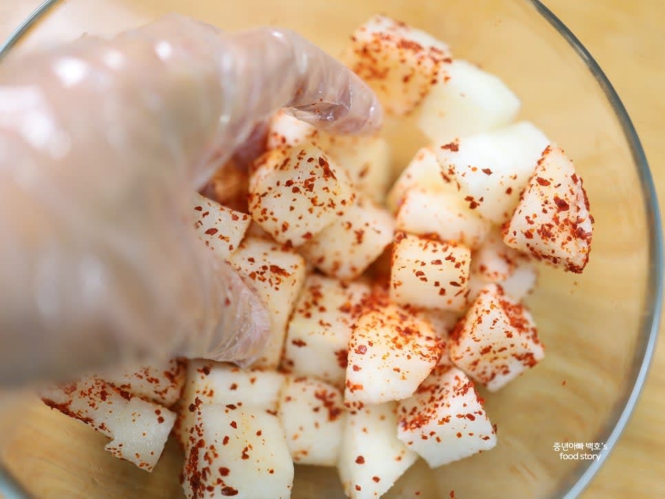 큰 볼에 배를 담고, 고춧가루 1스푼, 다진 마늘 1/3스푼을 넣고 버무려주세요.