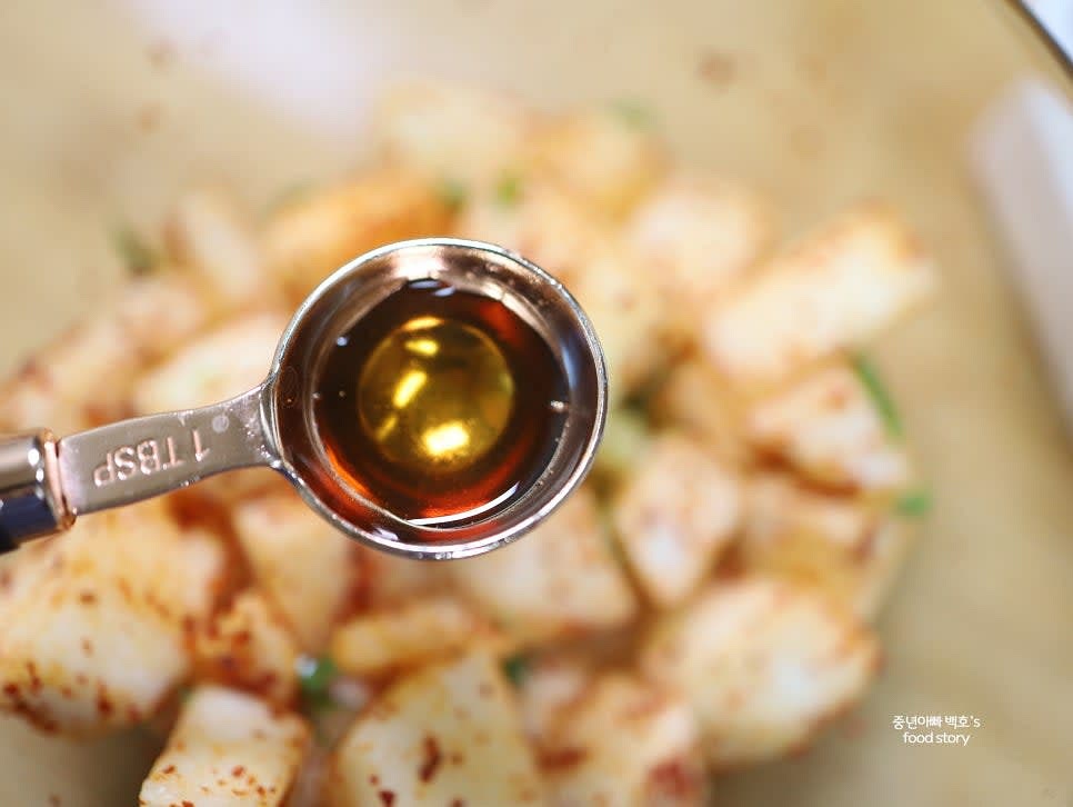 까나리 액젓 1/2스푼과 새우젓 1/2스푼을 넣어 섞어주세요.