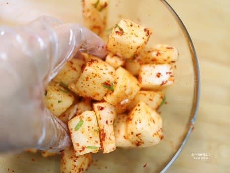 손으로 조물조물 버무리며 재료가 골고루 섞이도록 합니다.