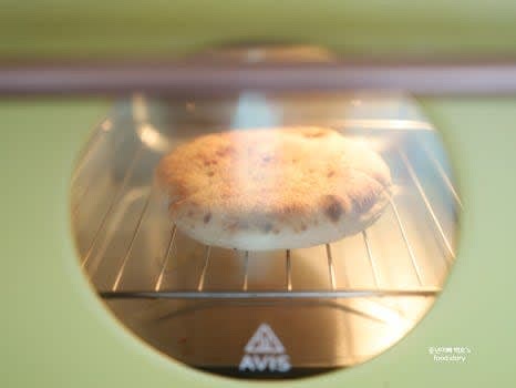 냉동 피타브레드를 에어프라이어에서 3분간 돌려 따뜻하게 준비해 주세요.