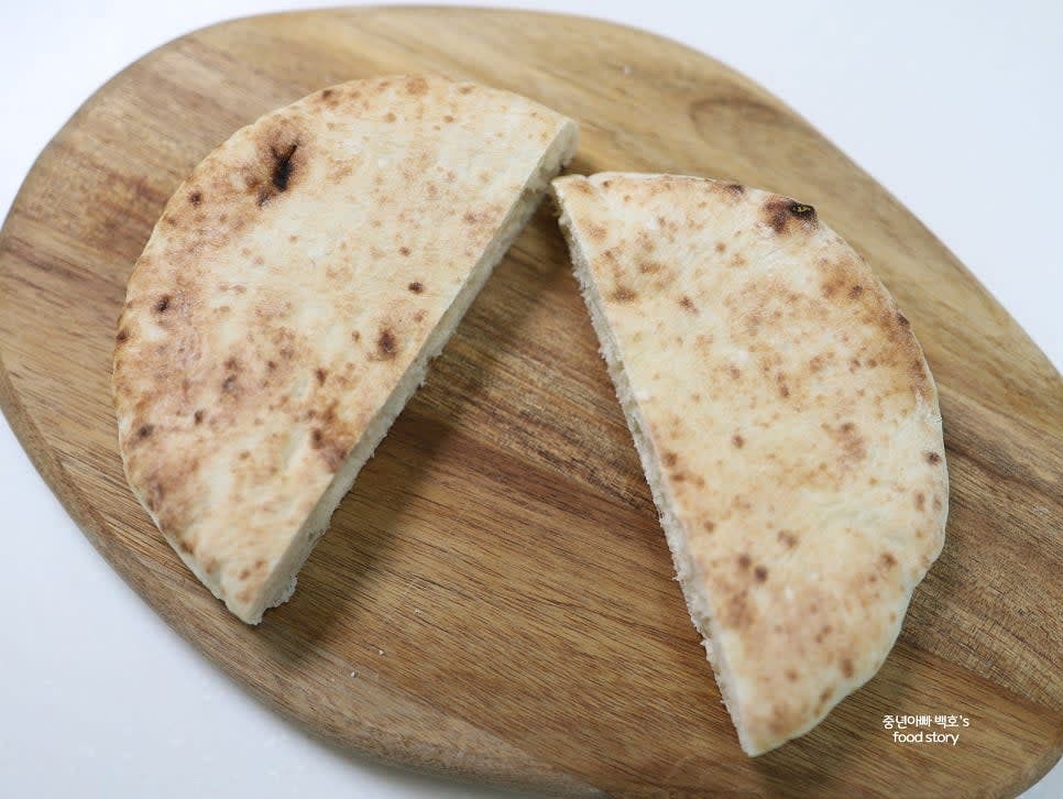 빵칼을 사용해 피타브레드를 반으로 잘라줍니다.