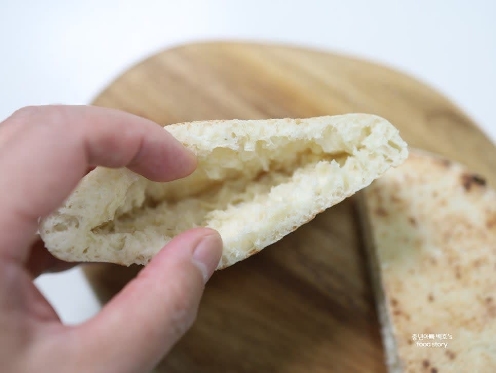 빵 내부가 속이 비어 있어 다양한 재료를 채울 수 있도록 준비합니다.