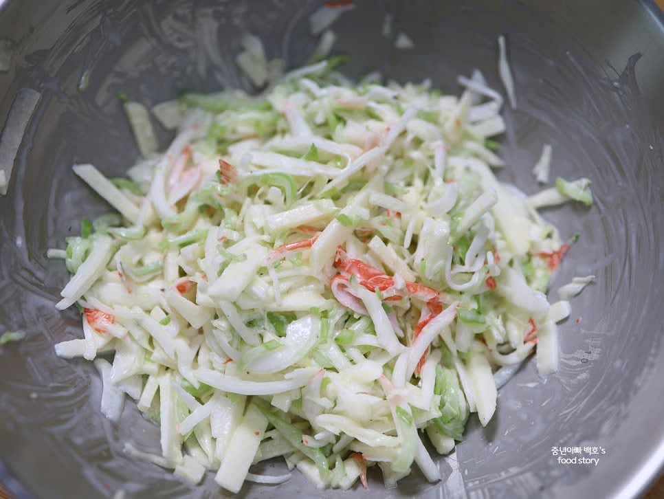 속에 원하는 재료를 채우는데, 크래미 샐러드를 메인으로 선택합니다.