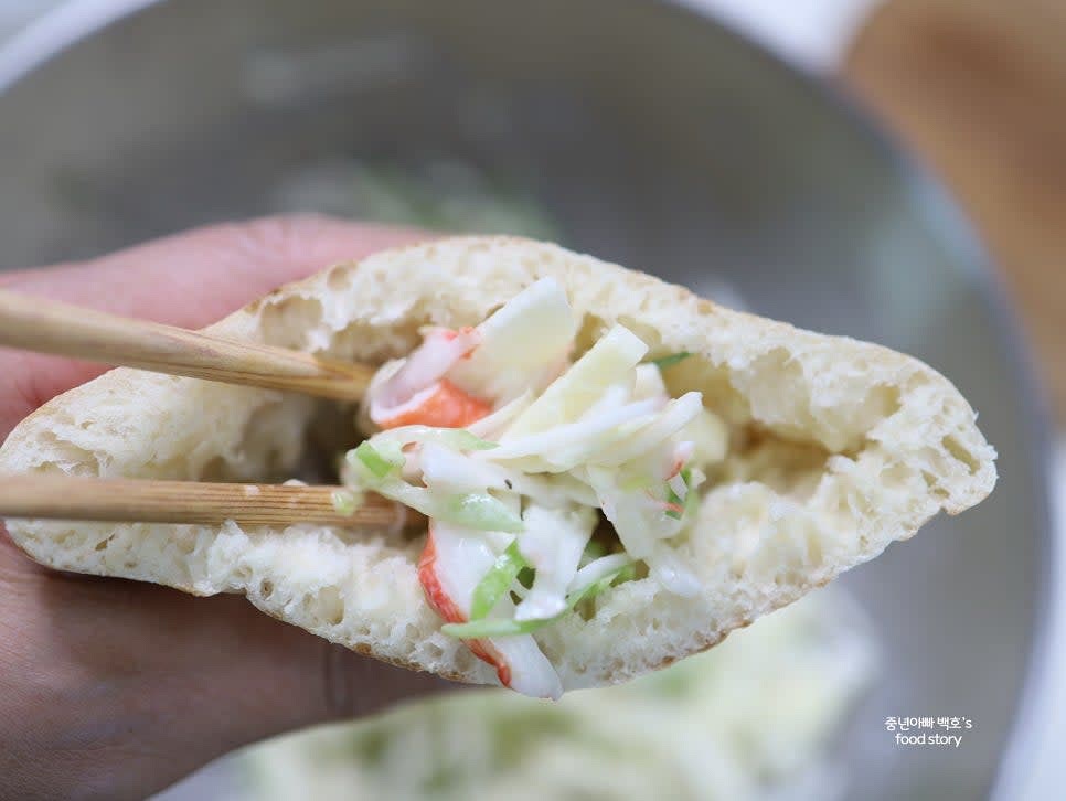 속을 꽉 채우며 속 재료가 잘 담기도록 넣어줍니다.