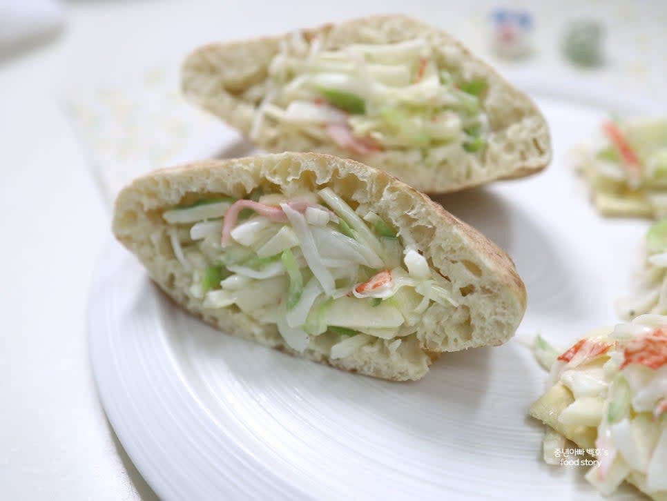 완성된 샌드위치를 바로 즐기거나 따뜻하게 다시 데워 먹습니다.