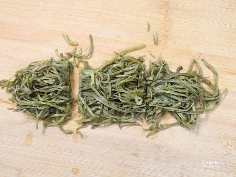 데친 고구마줄기 300g을 준비하세요. 흐르는 물에 깨끗이 헹구어 준 후 먹기 좋은 크기로 썰어주세요.