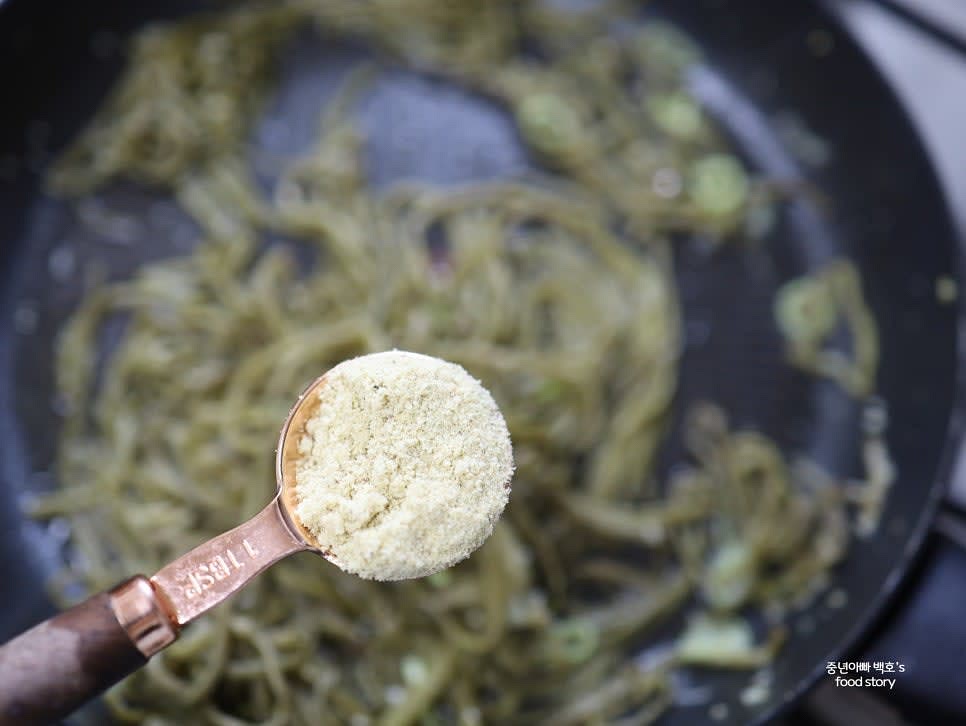 들깨가루 1-2스푼을 넣고 잘 섞어줍니다.